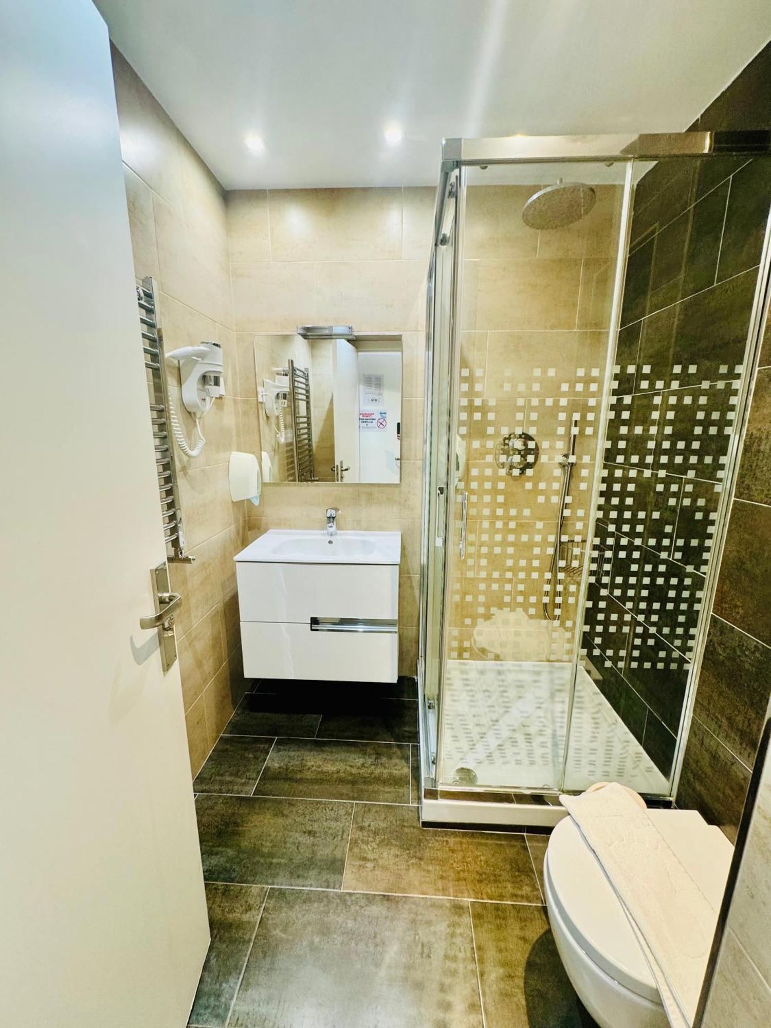 Apartamentos Apolo Мадрид Екстер'єр фото