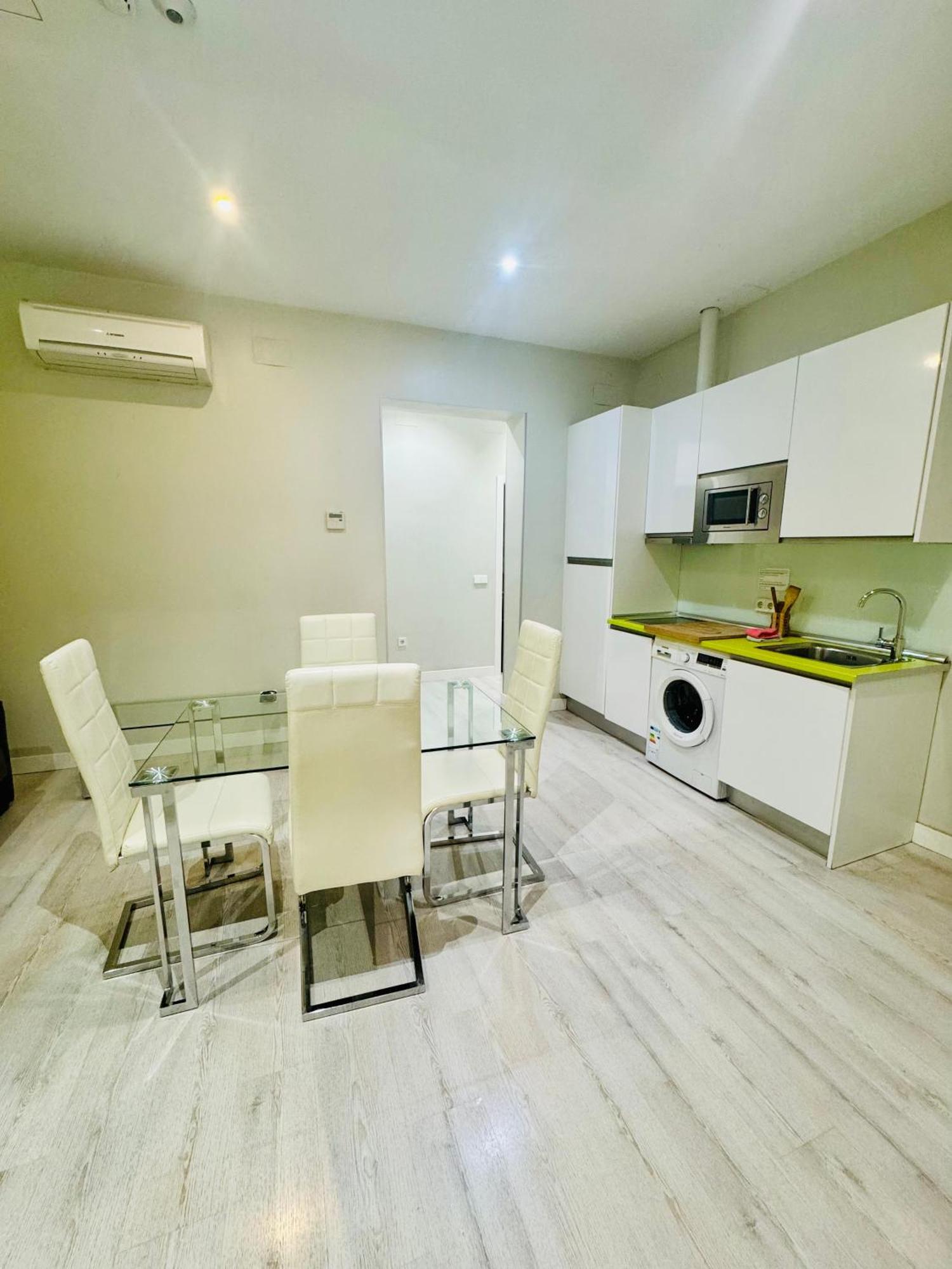 Apartamentos Apolo Мадрид Екстер'єр фото